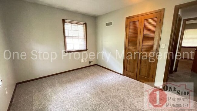 Building Photo - 2 Bedroom, 2 Bathroom Duplex in Raytown, MO