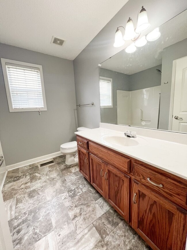 Building Photo - 3 Bedroom 2 Bathroom Home!