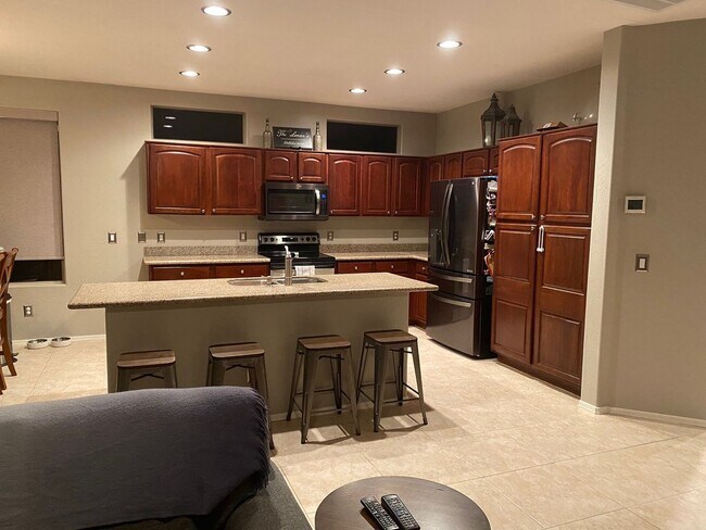 Building Photo - Upgraded and Spacious 5 Bed/3 Bath in Northwest Phoenix