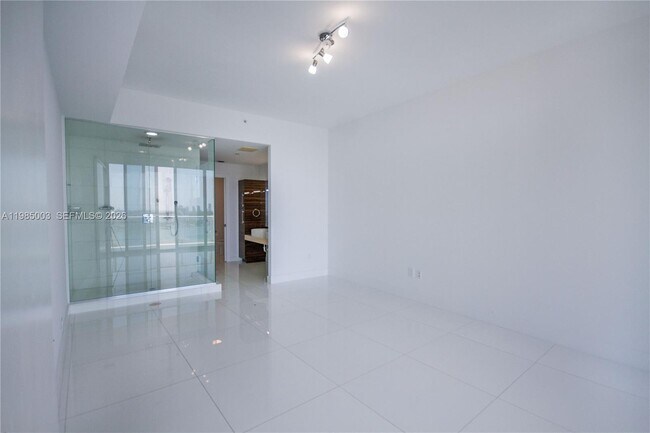 Building Photo - 2020 N Bayshore Dr