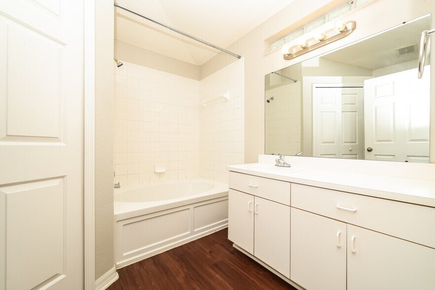 Building Photo - 10523 Lakeside Vista Dr