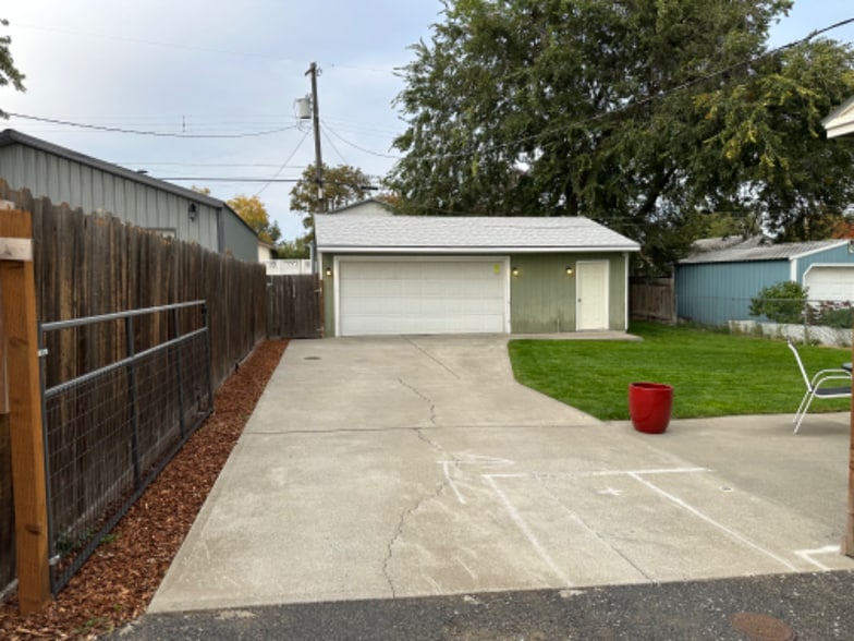 Building Photo - 1411 E Nebraska Ave