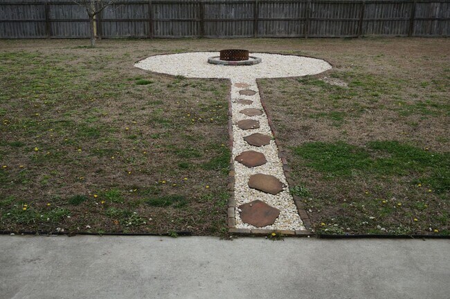 Building Photo - 3 Bedroom 2.5 Bathroom home located in Rogers Farm in Hubert!