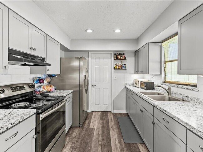 Building Photo - 1297 SE Floresta Dr