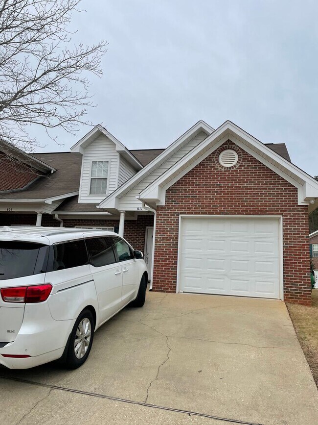 Building Photo - 811 Asbury Hills