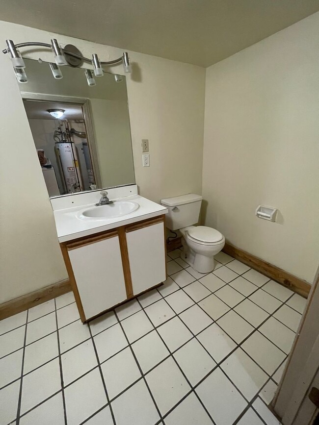 Building Photo - 194 E 14th Ave