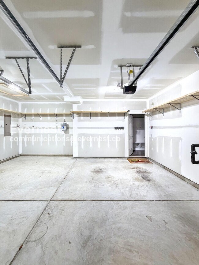 Building Photo - 2031 Darby View Ln