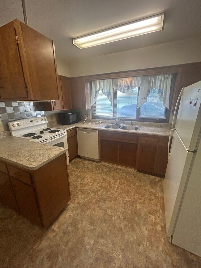 Building Photo - 2bd 1.5 bath duplex for rent Waterloo IA!