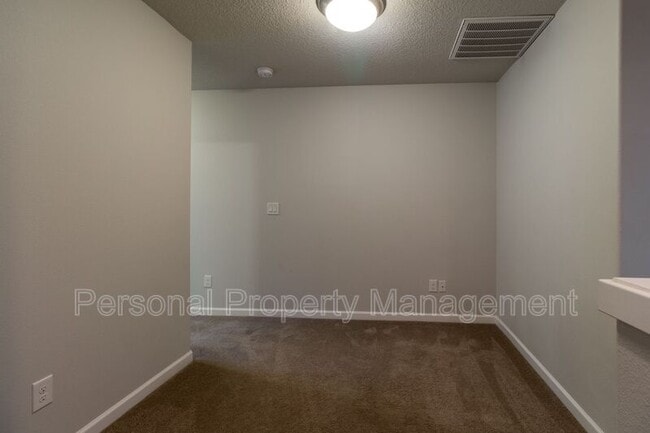 Building Photo - 5831 NE 56th Pl