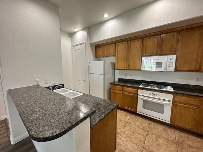 Building Photo - Guard Gated 2 Bed/2 Bath Condo w/Resort St...