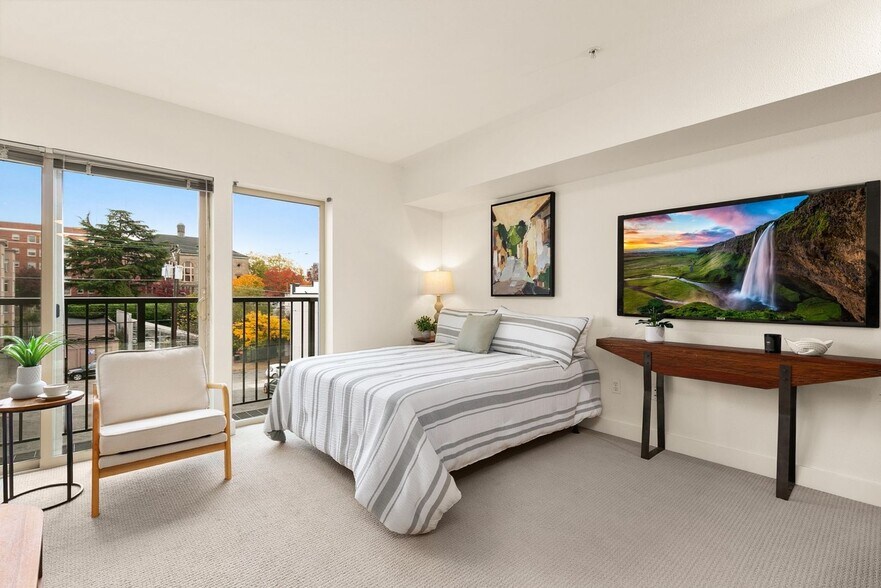 Building Photo - Renovated Studio in Capitol Hill with Rooftop City Views!!!!