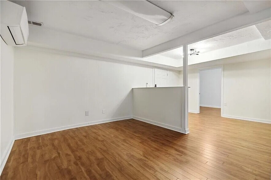 Building Photo - Room in House on Wedgewood Dr