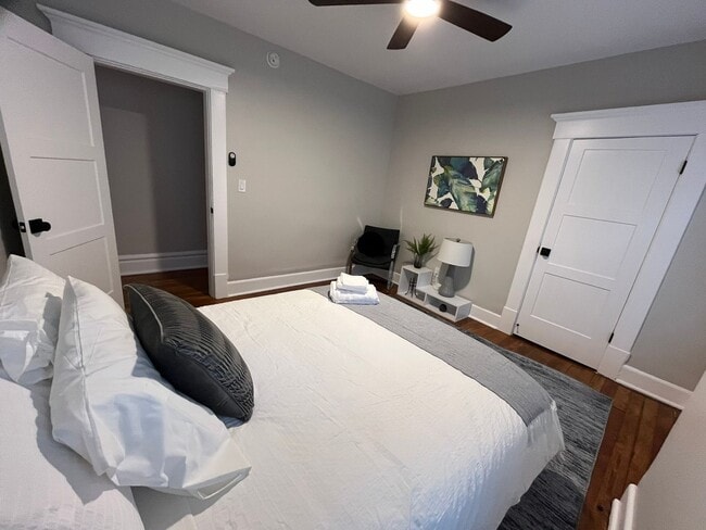 Building Photo - Dennison Ave 866-868 CR