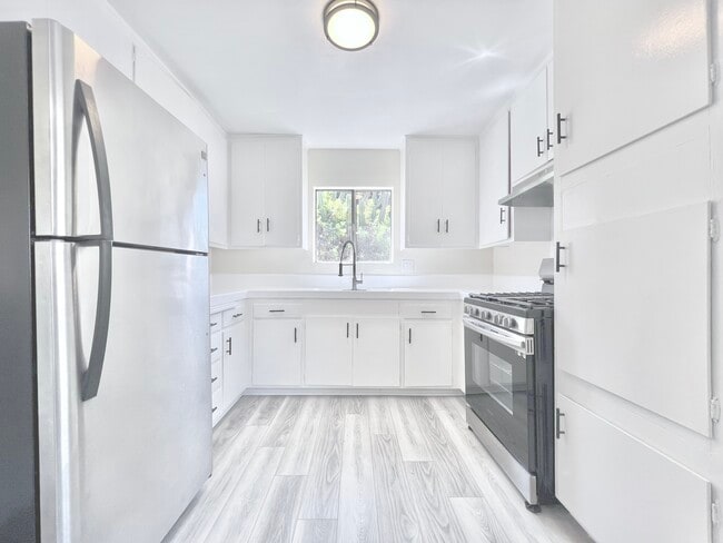 Building Photo - 10860 Blix St