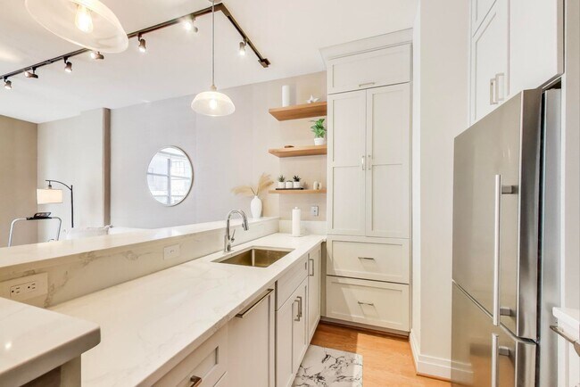 Building Photo - Beautiful 1 bedroom + 1 Ba + Garage space ...