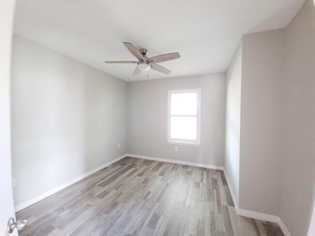 Building Photo - 185 SW Exmore Ave