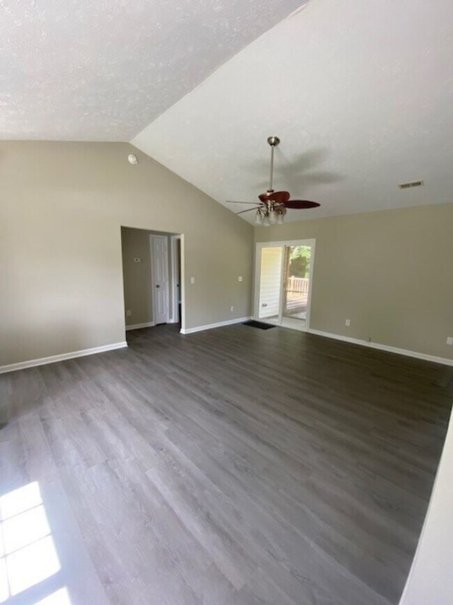 Building Photo - Welcome to this charming 3-bedroom, 2-bathroom home located in the vibrant city of Wilmington, NC.