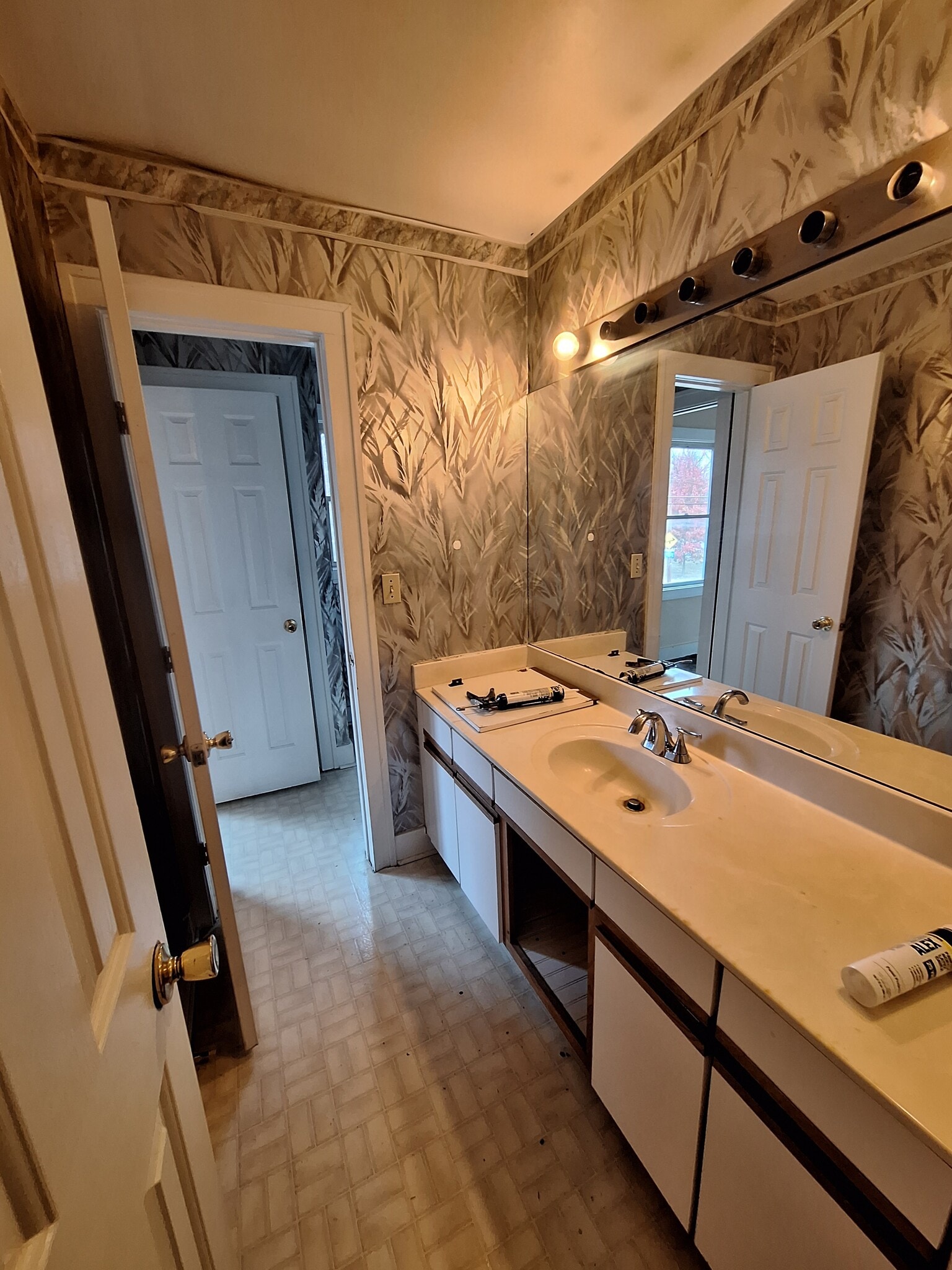 Bathroom from hall - 1552 Gallagher St