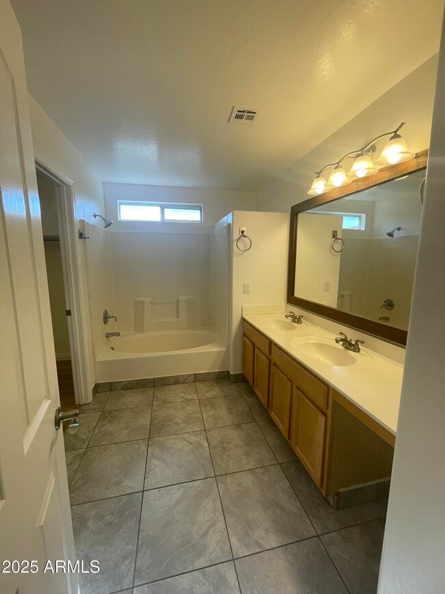 Building Photo - 646 E El Monte Pl