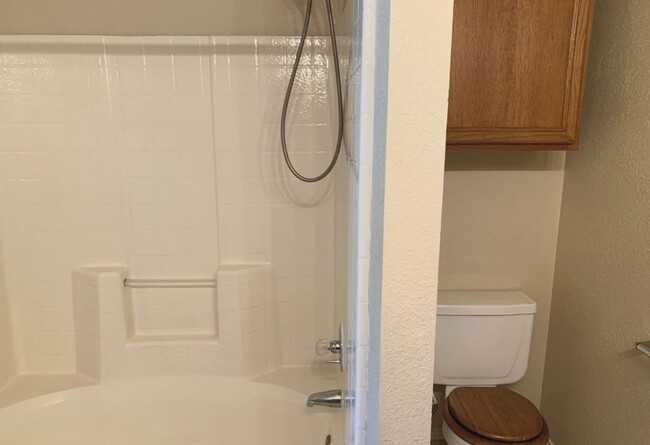 Building Photo - Lovely 3 bedroom 2 bath with Fireplace