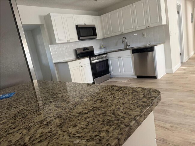 Building Photo - 2336 Nansen Ave