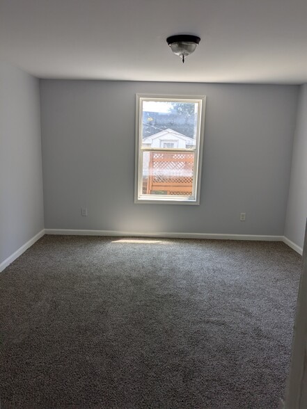 Aster bedroom - 520 E Miner St