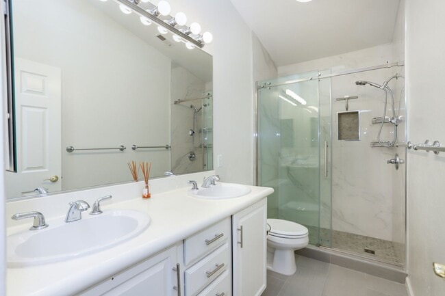 Building Photo - 3 Bed / 2.5 bath pet friendly townhome with a bonus home office/den + EV charger in garage. YouTu...