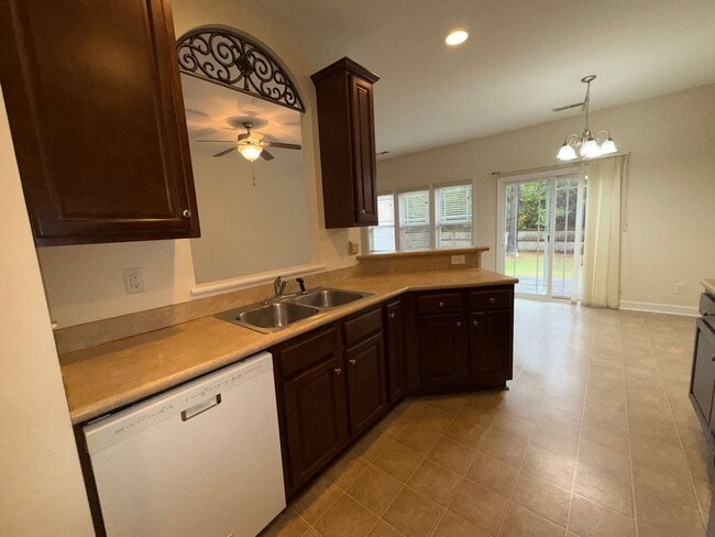 Building Photo - Beautiful 4 bedroom, 2 bath house