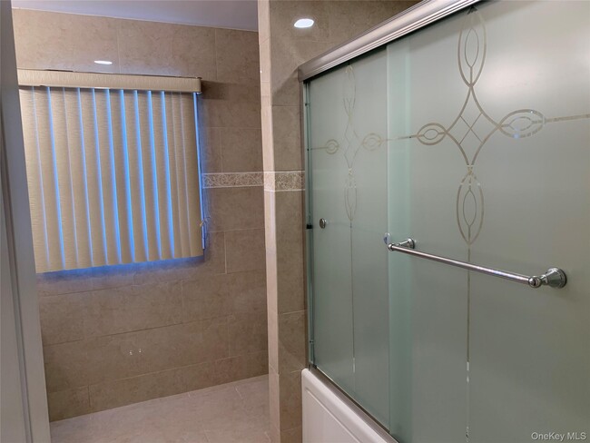 Building Photo - 97 Gainsborg Ave E