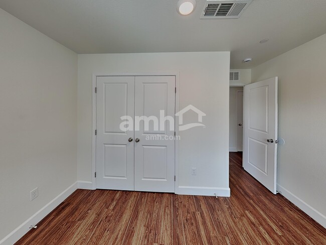 Building Photo - 696 N Water St