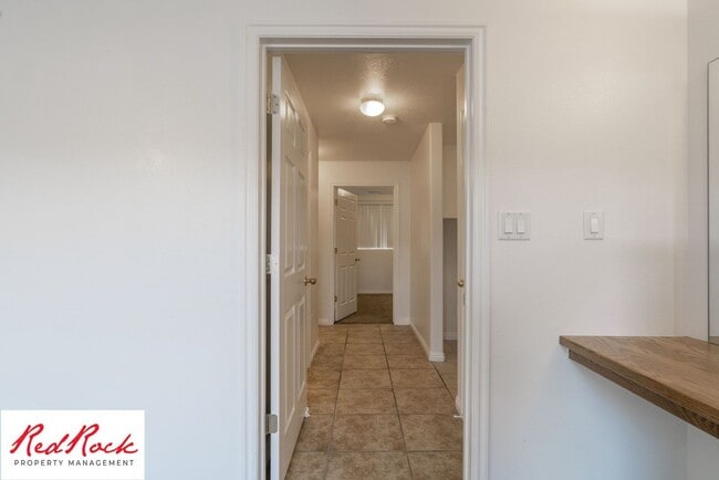 Building Photo - Spacious 3 Bedroom Townhome in Central St....