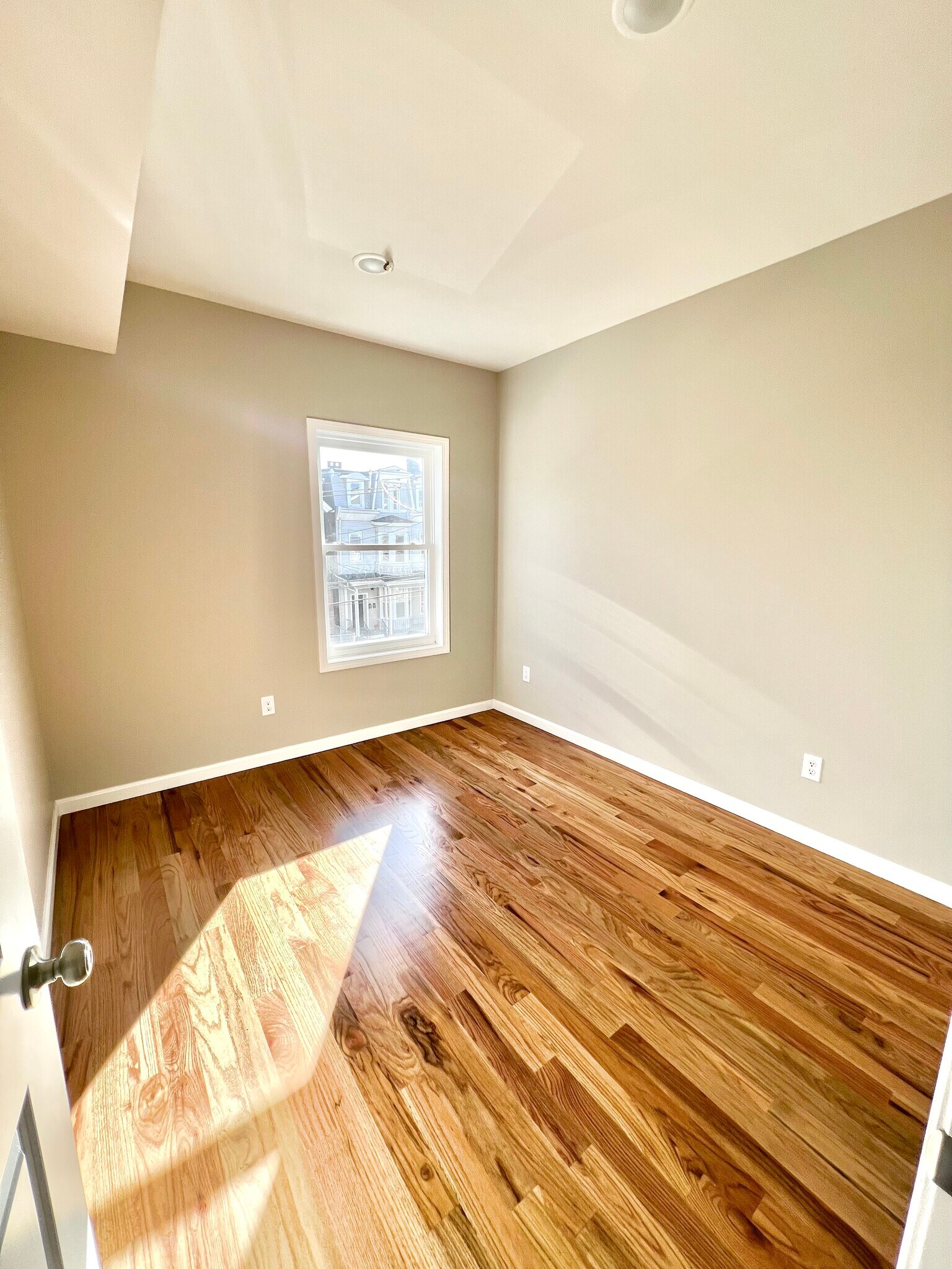 Building Photo - 154 Garside St