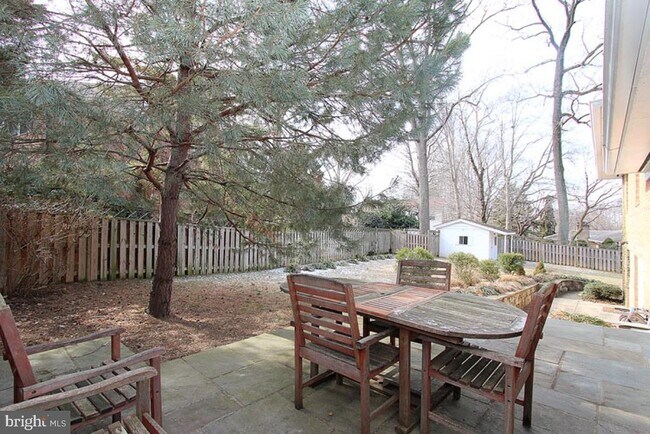 Building Photo - 6220 Robinwood Rd