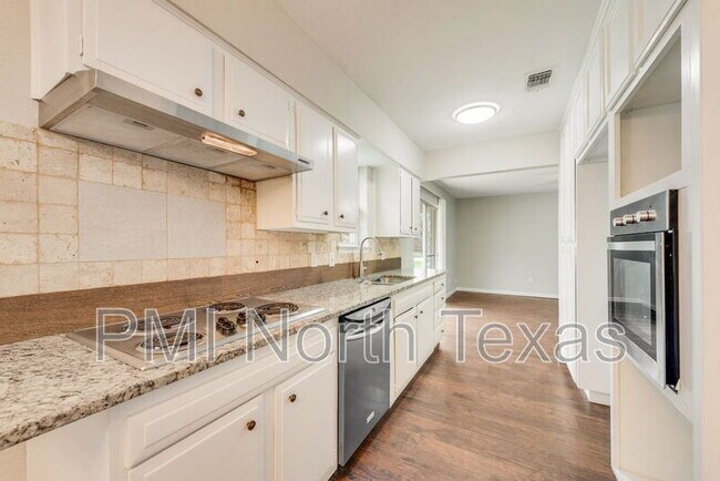 Building Photo - 305 Live Oak Dr