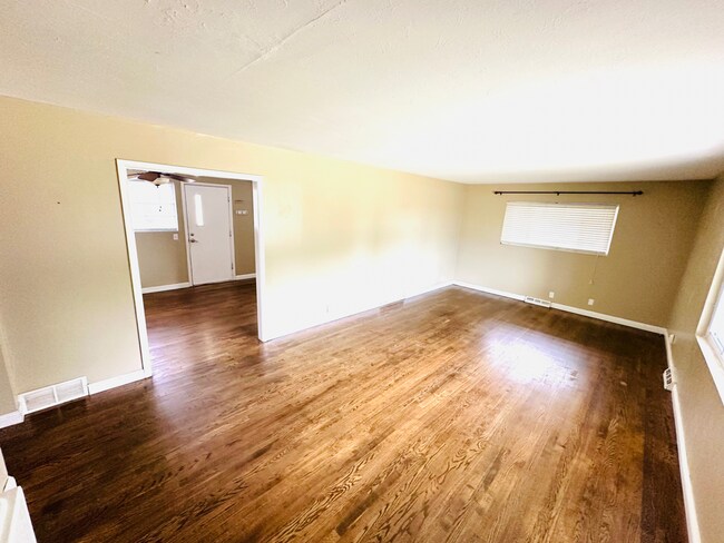 Building Photo - For Lease: Split-Level Ranch Home (4-Beds/2-Baths)