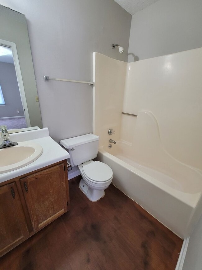 Building Photo - 2 BR Townhome! Looks Great!