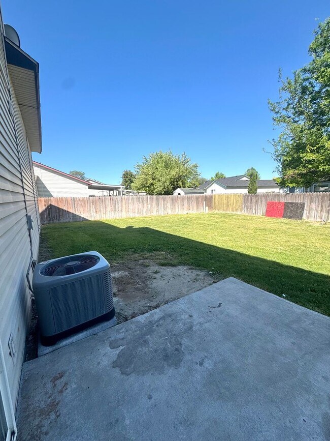 Building Photo - Spacious 5-Bedroom Home in Prime Nampa Location