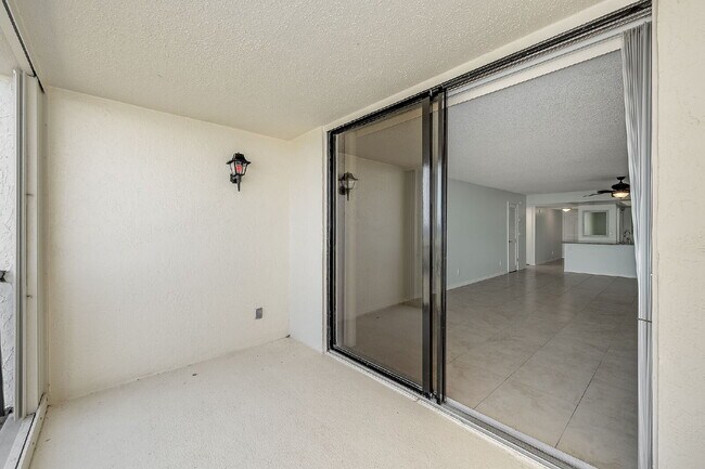Building Photo - 1/1 Oceanfront condo with resort-like amenities!