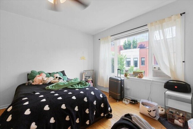 Building Photo - 3 bedroom in Chicago IL 60660