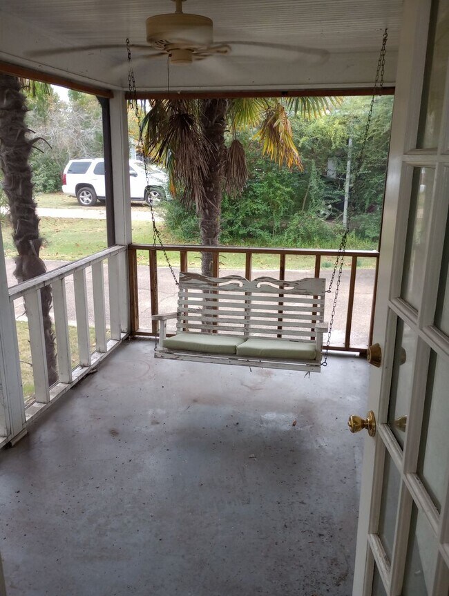 Building Photo - Nice 2 bedroom Home
