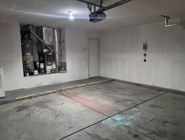 Building Photo - Nice 3 Br, 2 Ba, 2 CG, near Alameda and Louisiana