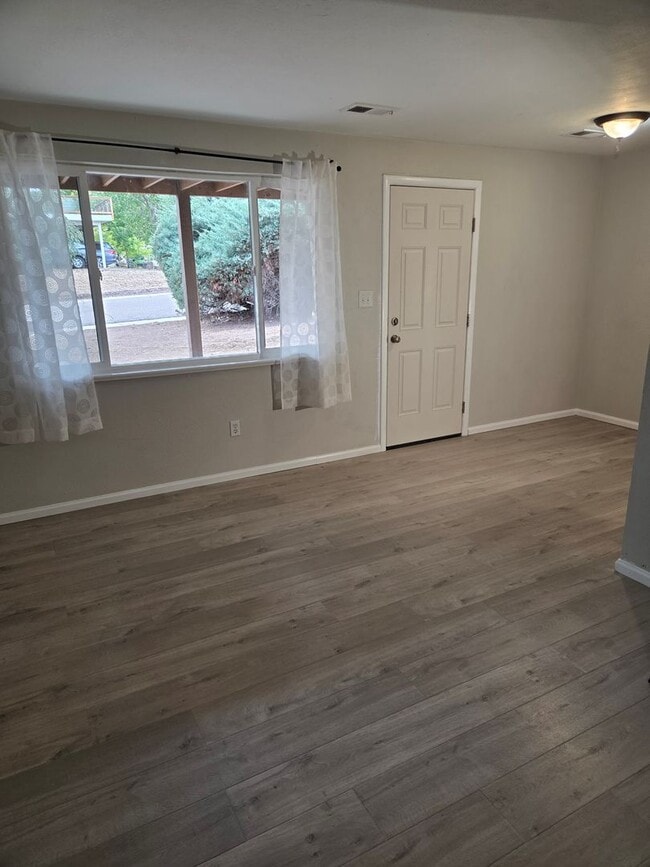 Building Photo - 710 W Cleveland Cir