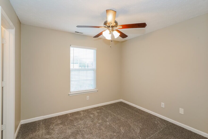 Building Photo - 278 Iris Dr