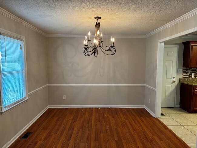 Building Photo - 4 Bedroom 2.5 Bath Home