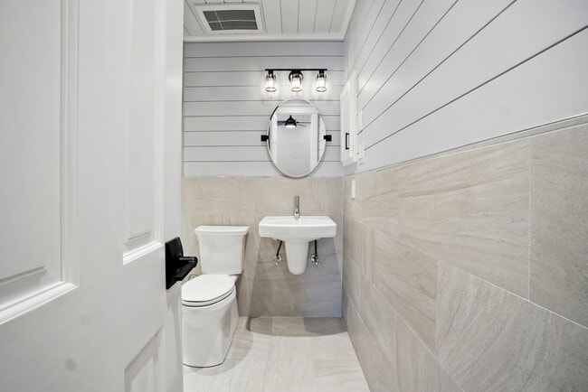 Building Photo - 100 Pinewood Rd