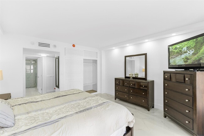 Building Photo - 3750 Galt Ocean Dr