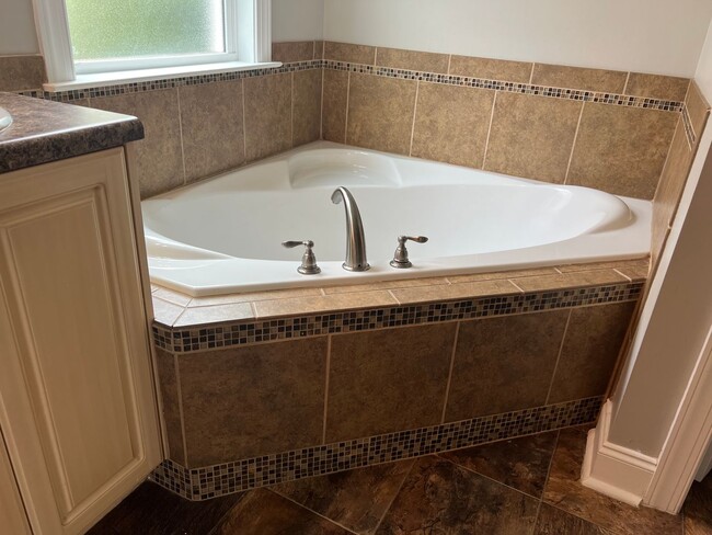 Building Photo - Beautiful Rental in Canterbury Farms in Gr...