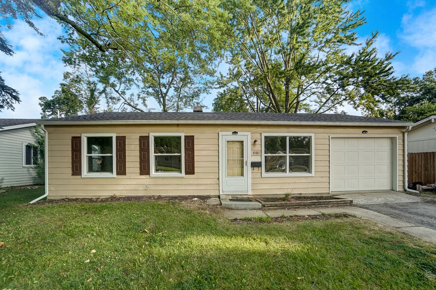 Primary Photo - 1107 Larch Ln