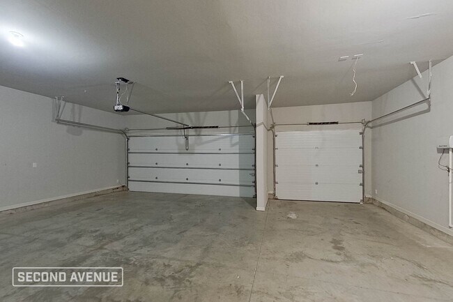 Building Photo - LIMITED TIME: $998 off second month’s rent...