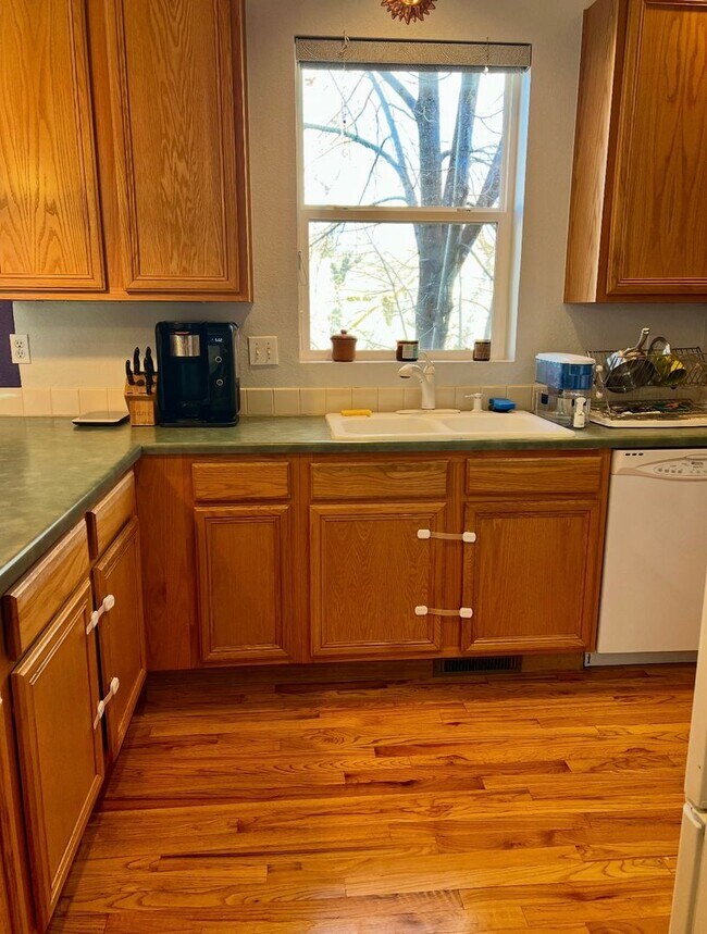 Building Photo - 2 bed 2.5 bath available NOW!